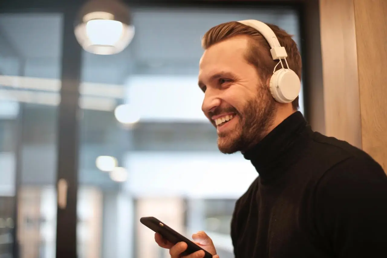 man-wearing-white-headphones-listening-to-music-2
